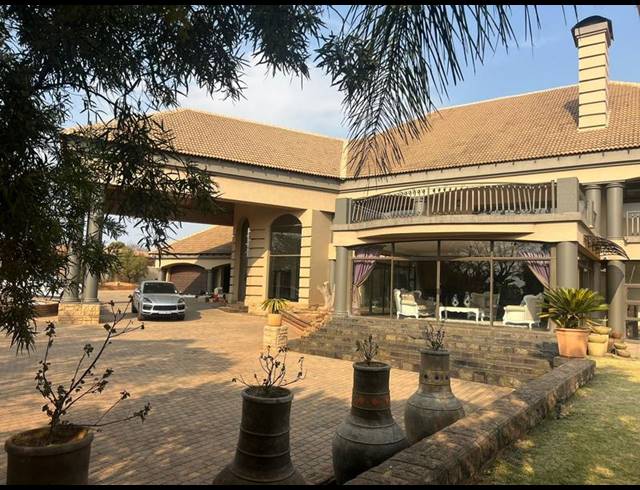 6 BEDROOM HOUSE FOR SALE IN MOOIKLOOF